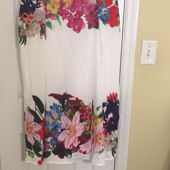 White floral dress - Picture 3 of 3